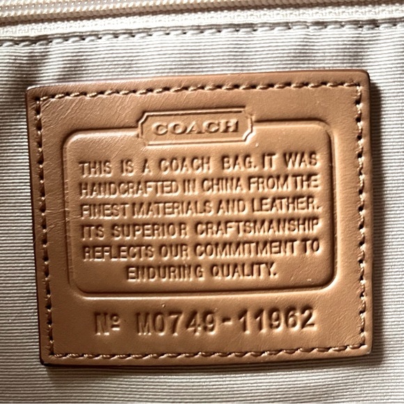 COACH Carly signature shoulder bag - Picture 11 of 11